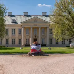 Pałac Walewskich w Walewicach: Fascynująca historia i piękne noclegi
