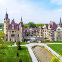Bajkowy zamek w Mosznej: historia, atrakcje i romantyczne wydarzenia
