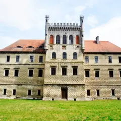 Pałac Mirów w Książu Wielkim: Historia i tajemnice renesansowej perły