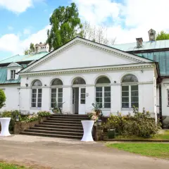 Odkryj tajemnice dworku w Mogilanach - historia i architektura