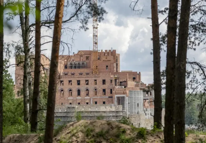 Gigantyczny zamek w środku Puszczy Noteckiej – kontrowersje i plany