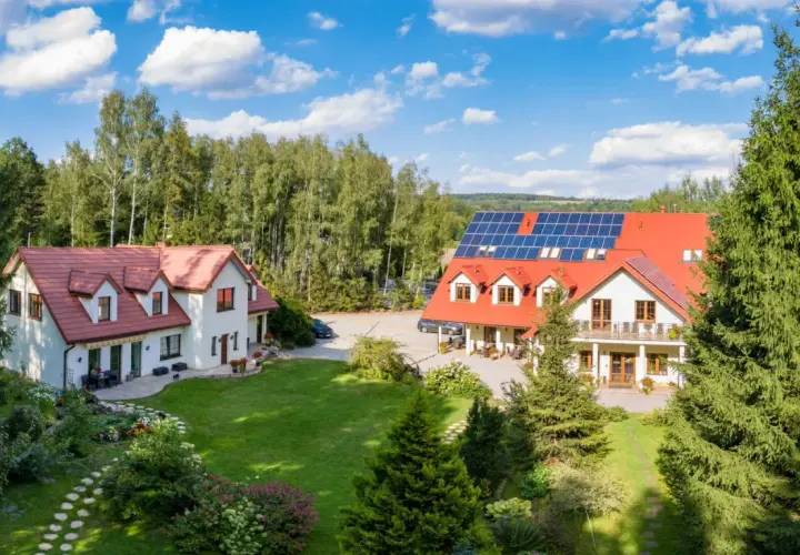 Leśny dworek Cisów: idealne miejsce na relaks i wypoczynek w naturze