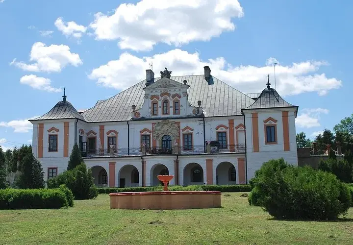 Pałac w Czyżowie Szlacheckim - historia, noclegi i wyjątkowe wydarzenia