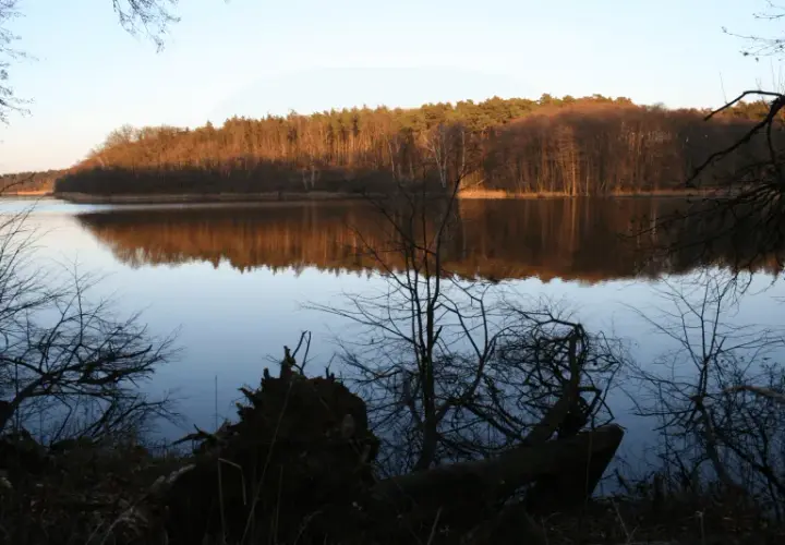 Jezioro Sierakowskie – atrakcje, noclegi i tajemnice przyrody w jednym miejscu