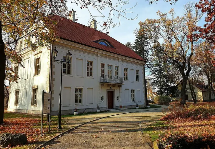 Pałac w Chrzęsnem: historia, zwiedzanie i tajemnice zabytkowej architektury