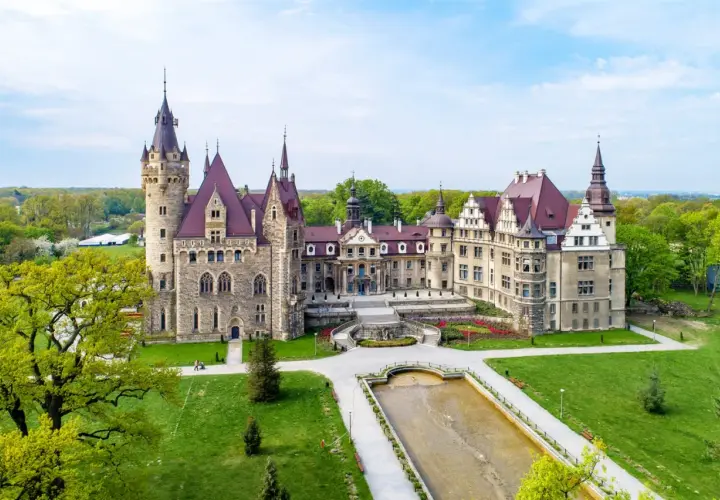 Bajkowy zamek w Mosznej: historia, atrakcje i romantyczne wydarzenia