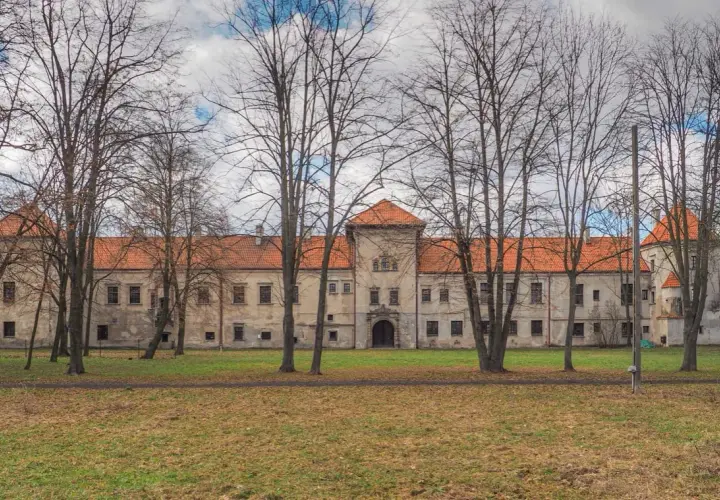 Zamek w Bykach: Historia, architektura i tajemnice rodu Jaxa-Bykowskich