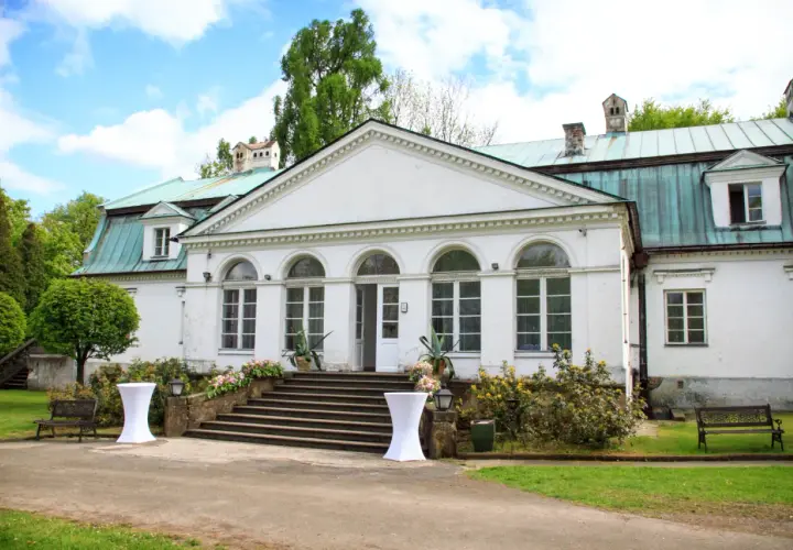 Odkryj tajemnice dworku w Mogilanach - historia i architektura