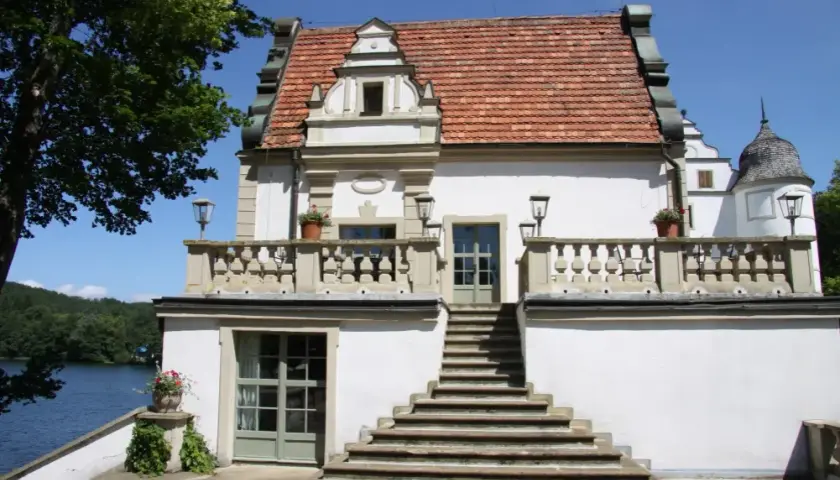 Zamek w Kręgu: historia, tajemnice i praktyczne informacje dla turystów