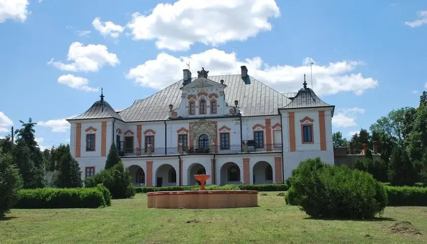 Pałac w Czyżowie Szlacheckim - historia, noclegi i wyjątkowe wydarzenia