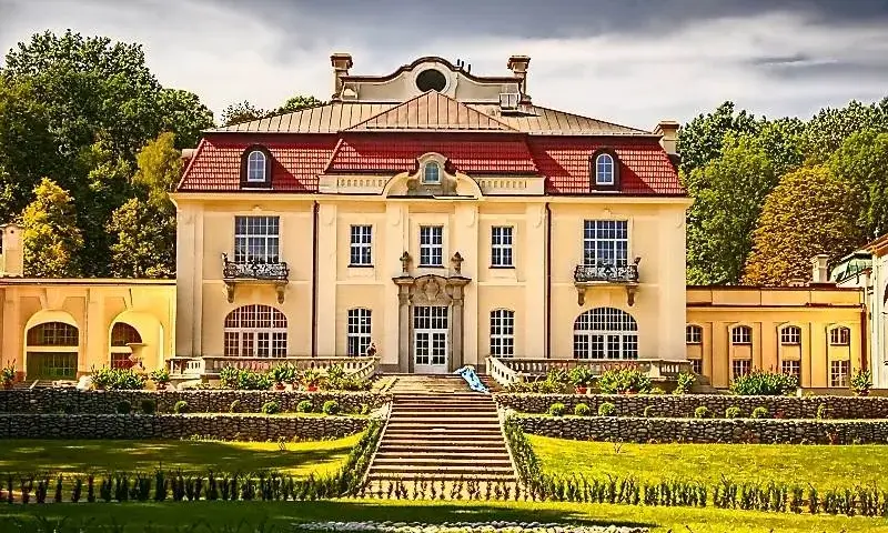 Pałac Goetza w Brzesku: historia, tajemnice i aktualny stan zabytku