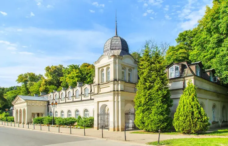 Pałac w Nałęczowie: historia, architektura i tajemnice do odkrycia
