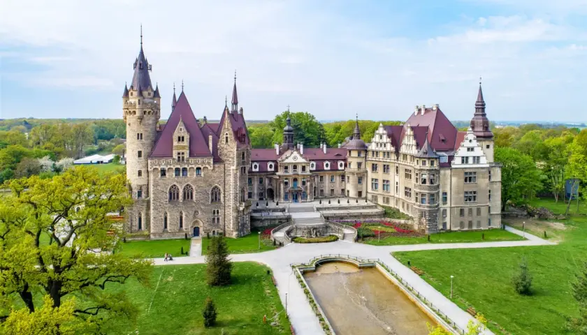 Bajkowy zamek w Mosznej: historia, atrakcje i romantyczne wydarzenia