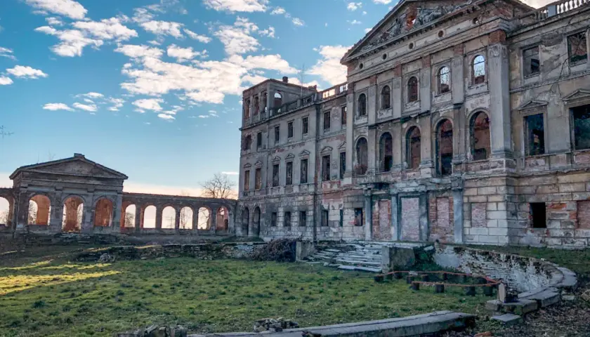 Ruiny pałacu w Sławikowie – tajemnice i historia zapomnianego miejsca