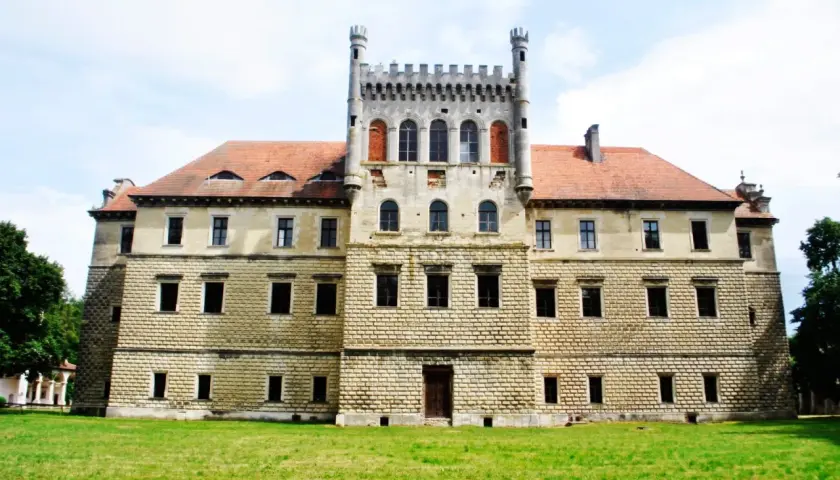 Pałac Mirów w Książu Wielkim: Historia i tajemnice renesansowej perły