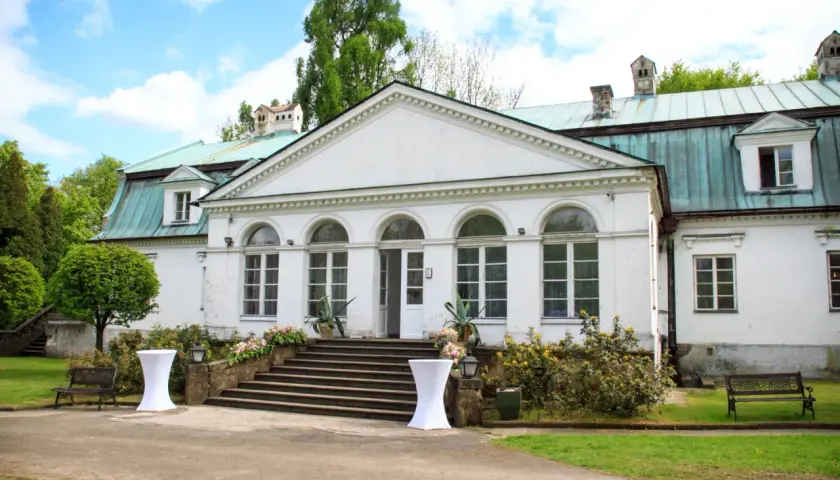 Odkryj tajemnice dworku w Mogilanach - historia i architektura