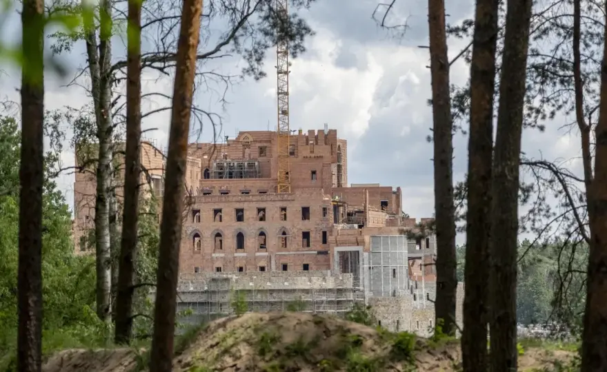 Gigantyczny zamek w środku Puszczy Noteckiej – kontrowersje i plany