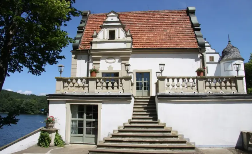 Zamek w Kręgu: historia, tajemnice i praktyczne informacje dla turystów
