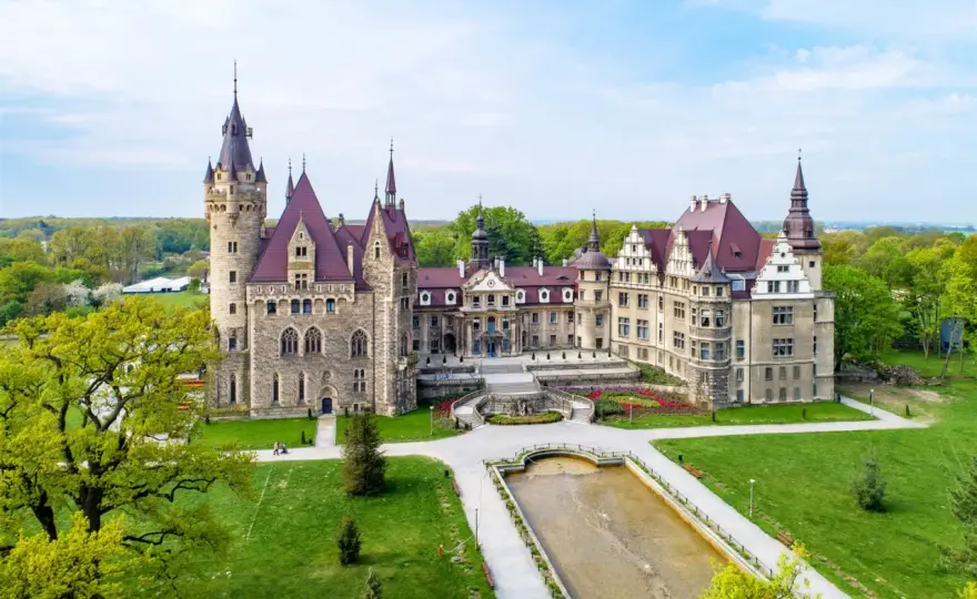 Bajkowy zamek w Mosznej: historia, atrakcje i romantyczne wydarzenia