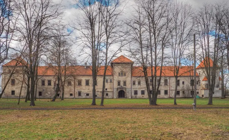 Zamek w Bykach: Historia, architektura i tajemnice rodu Jaxa-Bykowskich