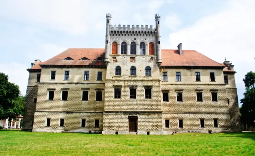 Pałac Mirów w Książu Wielkim: Historia i tajemnice renesansowej perły