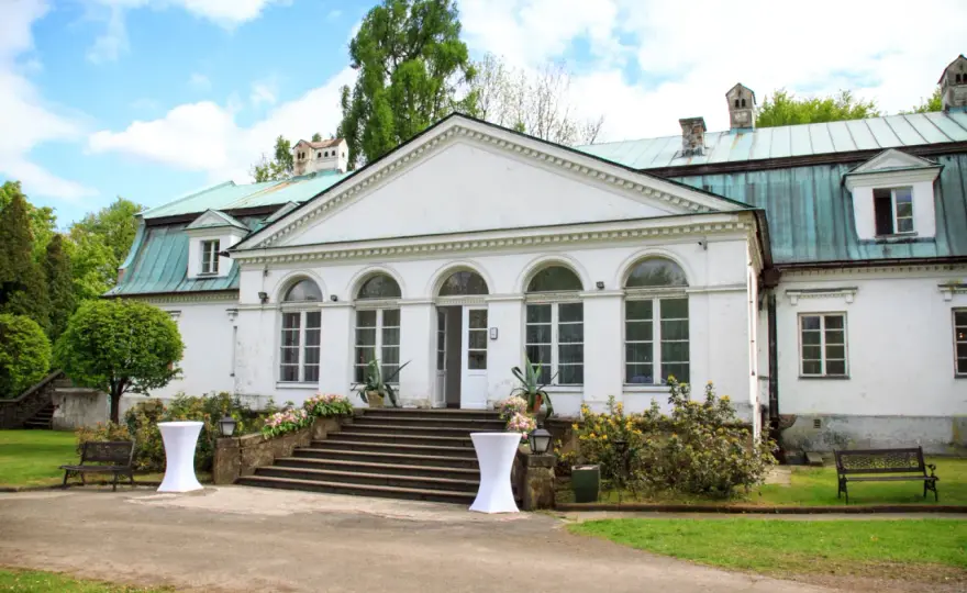 Odkryj tajemnice dworku w Mogilanach - historia i architektura